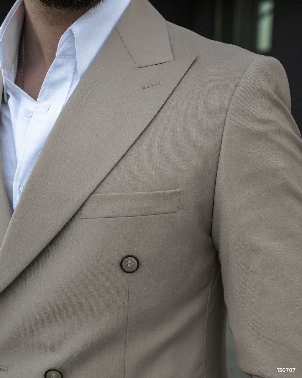 Костюмы в базовых цветах — светлый, бежевый или черный!